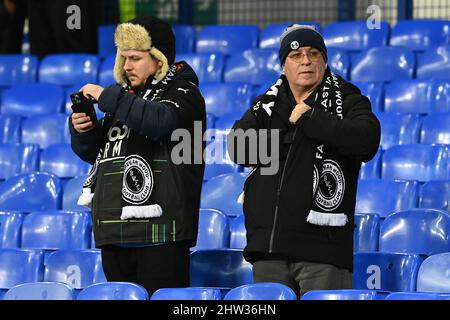 Liverpool, Großbritannien. 03. März 2022. Fans von Boreham Wood kommen am 3/3/2022 im Goodison Park in Liverpool, Großbritannien an. (Foto von Craig Thomas/News Images/Sipa USA) Quelle: SIPA USA/Alamy Live News Stockfoto