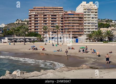 Panoramablick auf Playa de Cullera mit dem Gebäude Cala Blanca und dem Leuchtturm im Hintergrund in der Provinz Valencia, Spanien, Europa Stockfoto