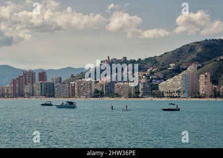 Panoramablick auf die Gebäude an den Stränden von Cullera und San Antonio mit dem achteckigen Turm, das Schloss und das Heiligtum der Jungfrau Maria, Spanien Stockfoto