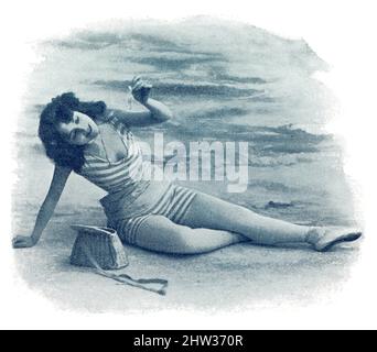 Pariser Naivität. Porträt einer Frau am Strand in einem Badeanzug. Bild aus der illustrierten deutsch-französischen Theaterzeitschrift 'das Album', 1898. Stockfoto