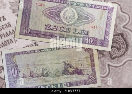 Draufsicht auf zwei alte rumänische Lei-Banknoten von 10 Stockfoto