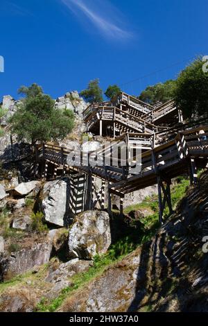 Die „Passadiços do Paiva Trailhead Areinho“ im Geopark Arouca am Fluss Paiva in der Nähe von Porto, Portugal, wurde zum innovativsten Tourismusprojekt in Portugal gewählt Stockfoto