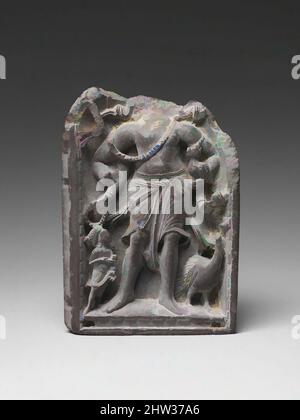 Kunst inspiriert von Tafel eines tragbaren Schreins mit Karttikeya, dem Gott des Krieges, 6. Jahrhundert, Pakistan (alte Region von Gandhara), Schist, H. 3 7/8 in. (9,8 cm), Skulptur, Hier wird der kriegsgott Karttikeya, ältester Sohn von Shiva und Parvati, von einem Pfau, seinem Fahrzeug und einem von Artotop modernisierten, klassischen Werk mit einem Schuss Moderne begleitet. Formen, Farbe und Wert, auffällige visuelle Wirkung auf Kunst. Emotionen durch Freiheit von Kunstwerken auf zeitgemäße Weise. Eine zeitlose Botschaft, die eine wild kreative neue Richtung verfolgt. Künstler, die sich dem digitalen Medium zuwenden und die Artotop NFT erschaffen Stockfoto