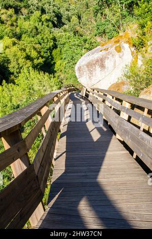 Die „Passadiços do Paiva Trailhead Areinho“ im Geopark Arouca am Fluss Paiva in der Nähe von Porto, Portugal, wurde zum innovativsten Tourismusprojekt in Portugal gewählt Stockfoto