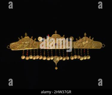 Kunst inspiriert von Diadem mit Kinnaris (Halb-Bird, Halb-Female Creatures), 9.–10. Jahrhundert, Indien (Jammu & Kashmir, altes Königreich Kaschmir), Goldinsatz mit Granat, H. 4 5/8 Zoll (11,8 cm); B: 11 1/8 Zoll (28,3 cm), Schmuck, Dieses dreiteilige Repussé-Diadem ist ein seltenes Beispiel für frühe, klassische Werke, die von Artotop mit einem Schuss Moderne modernisiert wurden. Formen, Farbe und Wert, auffällige visuelle Wirkung auf Kunst. Emotionen durch Freiheit von Kunstwerken auf zeitgemäße Weise. Eine zeitlose Botschaft, die eine wild kreative neue Richtung verfolgt. Künstler, die sich dem digitalen Medium zuwenden und die Artotop NFT erschaffen Stockfoto