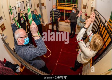 Dunmanway, West Cork, Irland. 3. März 2022. Die Kirchenglocken in der Grafschaft Cork läuten heute Abend 5 Minuten lang aus, um Solidarität mit der Bevölkerung der Ukraine zu zeigen. Rev. Cliff Jeffers und sein Team von Glockenläufern in der St. Mary's Church, Dunmanway, läuteten die Kirchenglocken, um Unterstützung für alle Ukrainer weltweit zu zeigen. Quelle: AG News/Alamy Live News Stockfoto