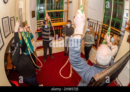 Dunmanway, West Cork, Irland. 3. März 2022. Die Kirchenglocken in der Grafschaft Cork läuten heute Abend 5 Minuten lang aus, um Solidarität mit der Bevölkerung der Ukraine zu zeigen. Rev. Cliff Jeffers und sein Team von Glockenläufern in der St. Mary's Church, Dunmanway, läuteten die Kirchenglocken, um Unterstützung für alle Ukrainer weltweit zu zeigen. Quelle: AG News/Alamy Live News Stockfoto