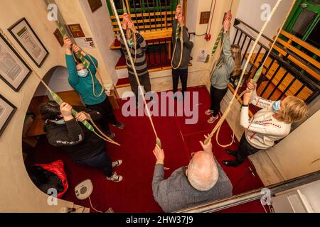 Dunmanway, West Cork, Irland. 3. März 2022. Die Kirchenglocken in der Grafschaft Cork läuten heute Abend 5 Minuten lang aus, um Solidarität mit der Bevölkerung der Ukraine zu zeigen. Rev. Cliff Jeffers und sein Team von Glockenläufern in der St. Mary's Church, Dunmanway, läuteten die Kirchenglocken, um Unterstützung für alle Ukrainer weltweit zu zeigen. Quelle: AG News/Alamy Live News Stockfoto