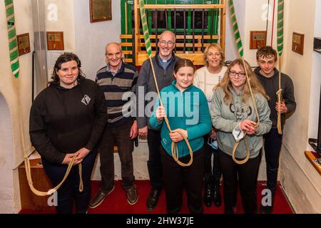 Dunmanway, West Cork, Irland. 3. März 2022. Die Kirchenglocken in der Grafschaft Cork läuten heute Abend 5 Minuten lang aus, um Solidarität mit der Bevölkerung der Ukraine zu zeigen. Rev. Cliff Jeffers und sein Team von Glockenläufern in der St. Mary's Church, Dunmanway, läuteten die Kirchenglocken, um Unterstützung für alle Ukrainer weltweit zu zeigen. Quelle: AG News/Alamy Live News Stockfoto