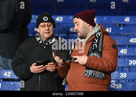 Liverpool, Großbritannien. 03. März 2022. Fans von Boreham Wood kommen am 3/3/2022 im Goodison Park in Liverpool, Großbritannien an. (Foto von Craig Thomas/News Images/Sipa USA) Quelle: SIPA USA/Alamy Live News Stockfoto