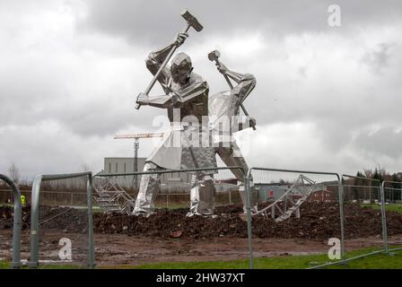 Schiffsbauer von Port Glasgow 10 Meter Stainless Sculpture Coronation Park Port Glasgow Inverclyde Scotland Vereinigtes Königreich Mitte der Installationsphase scott Stockfoto