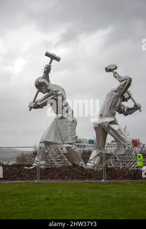 Schiffsbauer von Port Glasgow 10 Meter Stainless Sculpture Coronation Park Port Glasgow Inverclyde Scotland Vereinigtes Königreich Mitte der Installationsphase scott Stockfoto