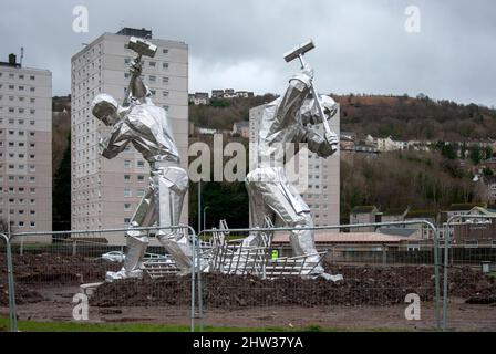 Schiffsbauer von Port Glasgow 10 Meter Stainless Sculpture Coronation Park Port Glasgow Inverclyde Scotland Vereinigtes Königreich Mitte der Installationsphase scott Stockfoto