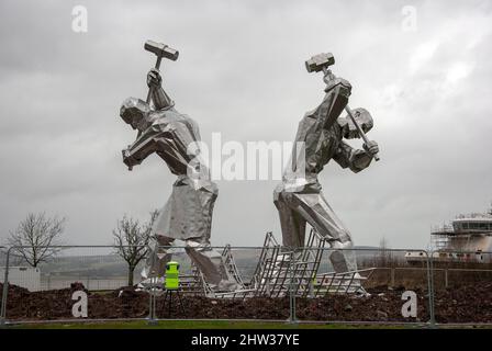 Schiffsbauer von Port Glasgow 10 Meter Stainless Sculpture Coronation Park Port Glasgow Inverclyde Scotland Vereinigtes Königreich Mitte der Installationsphase scott Stockfoto