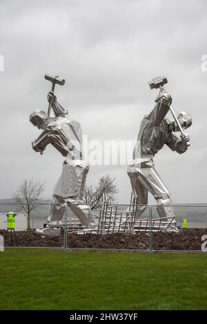 Schiffsbauer von Port Glasgow 10 Meter Stainless Sculpture Coronation Park Port Glasgow Inverclyde Scotland Vereinigtes Königreich Mitte der Installationsphase scott Stockfoto