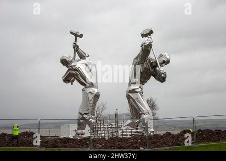 Schiffsbauer von Port Glasgow 10 Meter Stainless Sculpture Coronation Park Port Glasgow Inverclyde Scotland Vereinigtes Königreich Mitte der Installationsphase scott Stockfoto