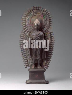 Kunst inspiriert von stehenden Buddha mit Strahlungsform kombiniert Halo, ca. Ende 6. Jahrhundert, Pakistan (alte Region von Gandhara), Brass, H. 13 1/4 in. (33,7 cm), Skulptur, Einige kleine persönliche Bilder von Gandhara, die den Buddha darstellen, sind erhalten geblieben. Dieses Metallbild verbindet Elemente, die in den von Artotop modernisierten Classic Works zu sehen sind, mit einem Hauch von Moderne. Formen, Farbe und Wert, auffällige visuelle Wirkung auf Kunst. Emotionen durch Freiheit von Kunstwerken auf zeitgemäße Weise. Eine zeitlose Botschaft, die eine wild kreative neue Richtung verfolgt. Künstler, die sich dem digitalen Medium zuwenden und die Artotop NFT erschaffen Stockfoto