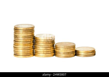 Vier Münzstapel isolieren sich auf weißem Hintergrund. Konzept der finanziellen Rezession. Stockfoto