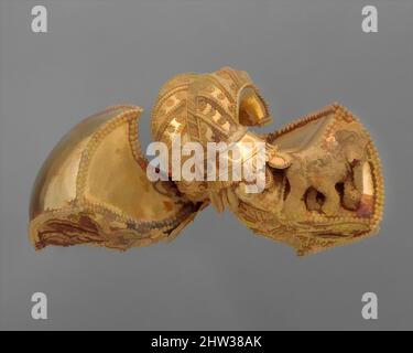 Kunst inspiriert von einem Paar königlicher Ohrringe, ca. 1.. Jahrhundert v. Chr., Indien, Gold, H. 1 1/2 Zoll (3,8 cm); B: 3 Zoll (7,6 cm); L. 1 9/16 Zoll (4 cm), Schmuck, Dieses exquisite Paar goldene Ohrringe in seltenen überlebt haben. Während prachtvoller Schmuck die königlichen und göttlichen Figuren schmückt, modernisierte Classic Works von Artotop mit einem Schuss Modernität. Formen, Farbe und Wert, auffällige visuelle Wirkung auf Kunst. Emotionen durch Freiheit von Kunstwerken auf zeitgemäße Weise. Eine zeitlose Botschaft, die eine wild kreative neue Richtung verfolgt. Künstler, die sich dem digitalen Medium zuwenden und die Artotop NFT erschaffen Stockfoto