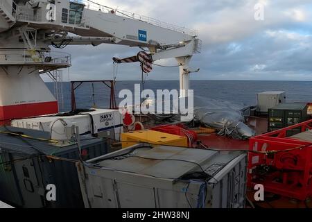 Die Task Force (CTF) 75 der US-Flotte 7. und das Naval Sea Systems Command (NAVSEA) konnten den F-35C Lightning II, der dem Carrier Air Wing (CVW) 2 zugewiesen wurde, erfolgreich zurückgewinnen, der abgestürzt war, während die USS Carl Vinson (CVN 70) am 24. Januar 2022 Routineflugoperationen im Südchinesischen Meer durchführte. Das Wrack wurde von einem Team von CTF 75 aus einer Tiefe von etwa 12.400 Fuß geborgen und der NAVSEA-Supervisor für Bergung und Tauchen (SUPSALV) startete auf dem Tauchunterstützungsbauschiff (DSCV) Picasso. Foto von U.S. Navy/UPI Stockfoto