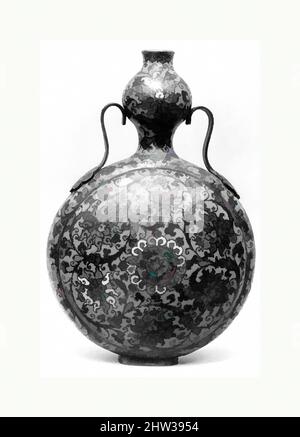 Kunst inspiriert von Pilgrim Bottle, Ming-Dynastie (1368–1644), Ende des 16.. Jahrhunderts–Anfang des 17.. Jahrhunderts, China, Cloisonne-Emaille auf Goldkupfer, H. 9 1/4 Zoll (23,5 cm); B: 6 Zoll (15,2 cm); D. 3 3/4 Zoll (9,5 cm), Cloisonné, Klassisches Werk, das von Artotop mit einem Schuss Moderne modernisiert wurde. Formen, Farbe und Wert, auffällige visuelle Wirkung auf Kunst. Emotionen durch Freiheit von Kunstwerken auf zeitgemäße Weise. Eine zeitlose Botschaft, die eine wild kreative neue Richtung verfolgt. Künstler, die sich dem digitalen Medium zuwenden und die Artotop NFT erschaffen Stockfoto