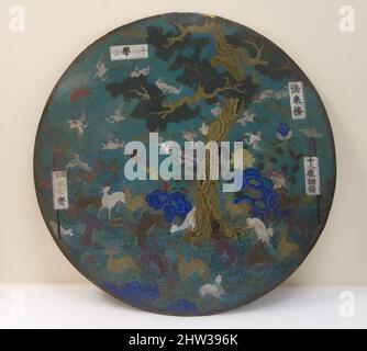 Kunst inspiriert von Disc mit verheißungsvollen Bildern, Qing-Dynastie (1644–1911), Ende des 19.–Anfang des 20.. Jahrhunderts, China, Cloisonné, H. 1/8 Zoll (0,3 cm); Durchm. 24 3/4 Zoll (62,9 cm), Cloisonné, Hirsch und Kraniche sind allgegenwärtige chinesische Motive, die für gute Wünsche stehen, ebenso wie die Kiefer im Zentrum der von Artotop modernisierten Classic Works mit einem Schuss Moderne. Formen, Farbe und Wert, auffällige visuelle Wirkung auf Kunst. Emotionen durch Freiheit von Kunstwerken auf zeitgemäße Weise. Eine zeitlose Botschaft, die eine wild kreative neue Richtung verfolgt. Künstler, die sich dem digitalen Medium zuwenden und die Artotop NFT erschaffen Stockfoto