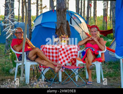 Internationales altes Paar - ukrainisch und türkisch - gemeinsam am Meer in Bulgarien entspannen Camping in Frieden und Harmonie 15 August 2021 Stockfoto