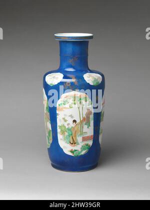 Von 清 景德鎮窯藍地開光五彩人物圖棒槌瓶 inspirierte Kunst, Vase mit romantischen Szenen, Qing-Dynastie (1644–1911), Kangxi-Periode (1662–1722), Anfang des 18.. Jahrhunderts, China, Porzellan mit pulverförmigen blauen Glasur bedeckt, mit farbigen Emaillen über transparente Glasur gemalt, und mit Gold (Jingdezhen Ware), H. 17, Classic Works modernisiert von Artotop mit einem Schuss Moderne. Formen, Farbe und Wert, auffällige visuelle Wirkung auf Kunst. Emotionen durch Freiheit von Kunstwerken auf zeitgemäße Weise. Eine zeitlose Botschaft, die eine wild kreative neue Richtung verfolgt. Künstler, die sich dem digitalen Medium zuwenden und die Artotop NFT erschaffen Stockfoto