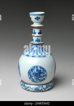 Kunst inspiriert von Basis für eine Wasserpfeife (huqqa) mit Blumenmedaillons, Qing-Dynastie (1644–1911), Anfang des 18.. Jahrhunderts, China, Porzellan mit kobaltblauer Farbe unter transparenter Glasur und mit brauner Glasur (Jingdezhen-Ware), H. 10 1/2 Zoll (26,7 cm), Keramik, die Form und Funktion, Classic Works modernisiert von Artotop mit einem Schuss Moderne. Formen, Farbe und Wert, auffällige visuelle Wirkung auf Kunst. Emotionen durch Freiheit von Kunstwerken auf zeitgemäße Weise. Eine zeitlose Botschaft, die eine wild kreative neue Richtung verfolgt. Künstler, die sich dem digitalen Medium zuwenden und die Artotop NFT erschaffen Stockfoto