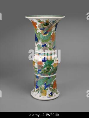 Kunst inspiriert von Vase in Form eines archaischen Bronzegefäßes mit Blumen und Vögeln, Qing-Dynastie (1644–1911), Kangxi-Periode (1662–1722), Ende 17.–Anfang 18. Jahrhundert, China, Porzellan mit farbigen Emaillen über transparenter Glasur und vergoldet (Jingdezhen-Ware), H. 18 Zoll (45,7 cm, Classic Works modernisiert von Artotop mit einem Schuss Moderne. Formen, Farbe und Wert, auffällige visuelle Wirkung auf Kunst. Emotionen durch Freiheit von Kunstwerken auf zeitgemäße Weise. Eine zeitlose Botschaft, die eine wild kreative neue Richtung verfolgt. Künstler, die sich dem digitalen Medium zuwenden und die Artotop NFT erschaffen Stockfoto