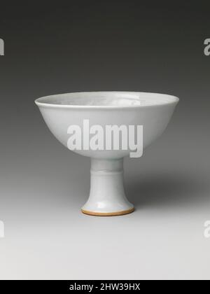 Kunst inspiriert von 高足杯, Stieftasse mit Chrysantheme-Rolle, Yuan-Dynastie (1271–1368), 14.. Jahrhundert, China, Porzellan mit geformten Verzierungen unter transparenter Glasur (Jingdezhen Shufu Ware), Durchm. 5 1/8 Zoll (13 cm), Keramik, kurz im vierzehnten Jahrhundert produziert, kleine weiße, klassische Werke von Artotop mit einem Spritzer der Moderne modernisiert. Formen, Farbe und Wert, auffällige visuelle Wirkung auf Kunst. Emotionen durch Freiheit von Kunstwerken auf zeitgemäße Weise. Eine zeitlose Botschaft, die eine wild kreative neue Richtung verfolgt. Künstler, die sich dem digitalen Medium zuwenden und die Artotop NFT erschaffen