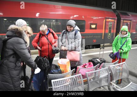 München, Deutschland. 03. März 2022. Katevyna, (l-r) Valentyna, Inna, Olga und Uliana aus der Ukraine kommen mit dem Zug am Münchner Hauptbahnhof an. Quelle: Felix Hörhager/dpa/Alamy Live News Stockfoto