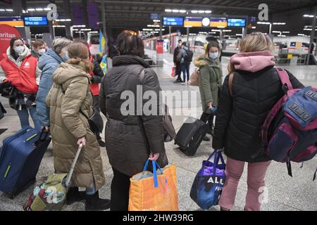 München, Deutschland. 03. März 2022. Frauen aus der Ukraine, die gerade mit dem Zug angekommen sind, laufen durch den Münchner Hauptbahnhof. Quelle: Felix Hörhager/dpa/Alamy Live News Stockfoto
