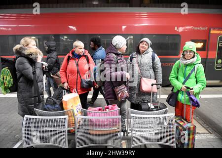 München, Deutschland. 03. März 2022. Katevyna, (l-r) Valentyna, Inna, Olga und Uliana aus der Ukraine kommen mit dem Zug am Münchner Hauptbahnhof an. Quelle: Felix Hörhager/dpa/Alamy Live News Stockfoto