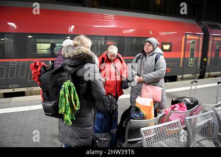 München, Deutschland. 03. März 2022. Katevyna, (l-r) Valentyna, Inna und Olga aus der Ukraine kommen mit dem Zug am Münchner Hauptbahnhof an. Quelle: Felix Hörhager/dpa/Alamy Live News Stockfoto