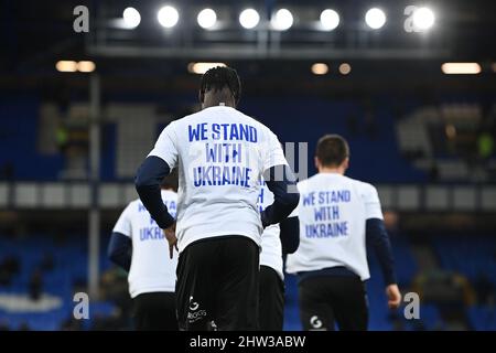 Liverpool, Großbritannien. 03. März 2022. Die Spieler von Boreham Wood tragen während des Vormatchwarmer in Liverpool, Großbritannien, am 3/3/2022 Hemden, die Solidarität mit der Ukraine zeigen. (Foto von Craig Thomas/News Images/Sipa USA) Quelle: SIPA USA/Alamy Live News Stockfoto