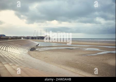 Leerer Blackpool Strand an einem Weihnachtstag Stockfoto