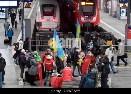 München, Deutschland. 03. März 2022. Caritas-Mitarbeiter stehen am Münchner Hauptbahnhof, um Frauen und Männer aus der Ukraine zu empfangen. Quelle: Felix Hörhager/dpa/Alamy Live News Stockfoto