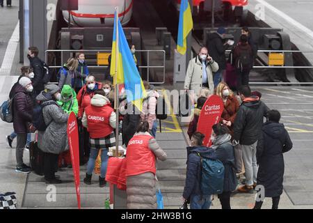 München, Deutschland. 03. März 2022. Caritas-Mitarbeiter stehen am Münchner Hauptbahnhof, um Frauen und Männer aus der Ukraine zu empfangen. Quelle: Felix Hörhager/dpa/Alamy Live News Stockfoto