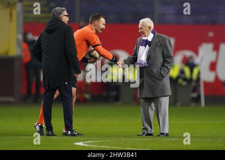 BRUSSEL, BELGIEN - MÄRZ 3: Von 1981 bis 2003 war Michel Verschueren Geschäftsführer von Anderlecht. In dieser Zeit gewann der Verein elf Ligatitel, drei Pokale und einen UEFA-Pokal. Während des Croky Cup Halbfinales zwischen RSC Anderlecht und KAS Eupen am 3. März 2022 im Lotto Park in Brussel, Belgien (Foto: Joris Verwijst/Orange Picles) Stockfoto