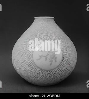 Kunst inspiriert von 紫馬麒麟卍紗綾形紋瓶 (一対), Vase mit Pferd und Kirin auf geometrischem Sayagata-Muster (Schlüsselfret) (eines von einem Paar), Meiji-Periode (1868–1912), Ende des 19.. Jahrhunderts, Japan, Porzellan mit Inchisiermuster und Unterglasur rot, H. 4 3/4 Zoll (12,1 cm); Durchm. Des Randes 1 1/4 Zoll (3,2 cm); Durchm. 4 3/, Klassisches Werk, modernisiert von Artotop mit einem Schuss Moderne. Formen, Farbe und Wert, auffällige visuelle Wirkung auf Kunst. Emotionen durch Freiheit von Kunstwerken auf zeitgemäße Weise. Eine zeitlose Botschaft, die eine wild kreative neue Richtung verfolgt. Künstler, die sich dem digitalen Medium zuwenden und die Artotop NFT erschaffen Stockfoto