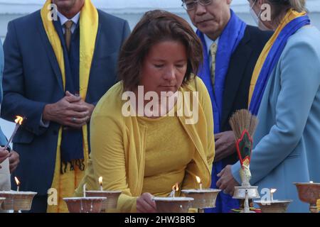 Kathmandu, Nepal. 03. März 2022. Ausländische Delegierte nehmen an einer Mahnwache mit Schmetterlingen Teil, um die russische Invasion in der Ukraine zu beenden und den Weltfrieden in Boudhanath Stupa, einem UNESCO-Weltkulturerbe in Kathmandu, Nepal, zu erreichen. (Foto: Abhishek Maharjan/Sipa USA) Quelle: SIPA USA/Alamy Live News Stockfoto