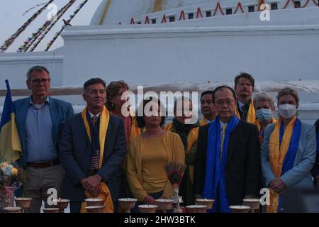 Kathmandu, Nepal. 03. März 2022. Ausländische Delegierte nehmen an einer Mahnwache mit Schmetterlingen zum Ende der russischen Invasion in der Ukraine und für den Weltfrieden in Boudhanath Stupa, einem UNESCO-Weltkulturerbe in Kathmandu, Nepal, Teil. (Foto: Abhishek Maharjan/Sipa USA) Quelle: SIPA USA/Alamy Live News Stockfoto