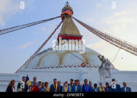 Kathmandu, Nepal. 03. März 2022. Ausländische Delegierte, die an der Mahnwache der Schmetterlinge teilnehmen, beugen sich beim Gebet für das Ende der russischen Invasion in der Ukraine und für den Weltfrieden in Boudhanath Stupa, einem UNESCO-Weltkulturerbe in Kathmandu, Nepal. (Foto: Abhishek Maharjan/Sipa USA) Quelle: SIPA USA/Alamy Live News Stockfoto