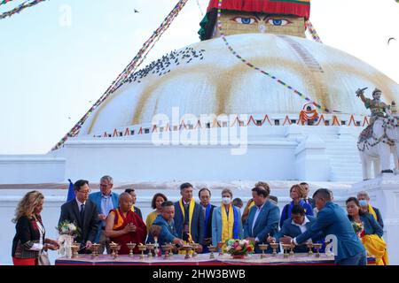 Kathmandu, Nepal. 03. März 2022. Ausländische Delegierte aus verschiedenen Ländern nehmen an einer Mahnwache mit Schmetterlingen Teil, um die russische Invasion in der Ukraine zu beenden und den Weltfrieden in Boudhanath Stupa, einem UNESCO-Weltkulturerbe in Kathmandu, Nepal, zu fördern. (Foto: Abhishek Maharjan/Sipa USA) Quelle: SIPA USA/Alamy Live News Stockfoto