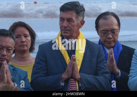 Kathmandu, Nepal. 03. März 2022. Ausländische Delegierte, die an der Mahnwache teilnehmen, beten für das Ende der russischen Invasion in der Ukraine und für den Weltfrieden in Boudhanath Stupa, einem UNESCO-Weltkulturerbe in Kathmandu, Nepal. (Foto: Abhishek Maharjan/Sipa USA) Quelle: SIPA USA/Alamy Live News Stockfoto