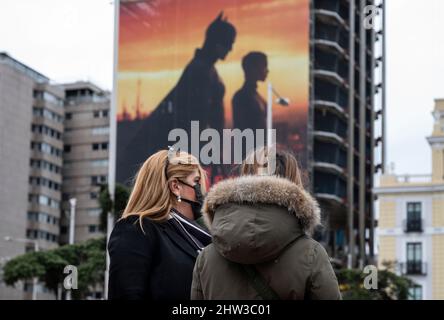 Madrid, Spanien. 19.. Februar 2022. Fußgänger kommen an einer Werbeplakat-Werbetafel von Warner Bros und DC-Comics-Figur, The Batman, Film in Madrid, Spanien, vorbei. (Bild: © Miguel Candela/SOPA Images via ZUMA Press Wire) Stockfoto