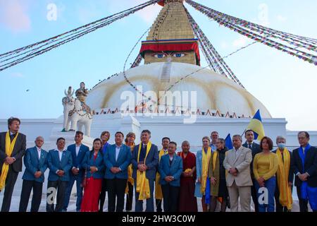 Kathmandu, Nepal. 03. März 2022. Ausländische Delegierte aus verschiedenen Ländern nehmen an einer Mahnwache mit Schmetterlingen Teil, um die russische Invasion in der Ukraine zu beenden und den Weltfrieden in Boudhanath Stupa, einem UNESCO-Weltkulturerbe in Kathmandu, Nepal, zu fördern. (Foto: Abhishek Maharjan/Sipa USA) Quelle: SIPA USA/Alamy Live News Stockfoto