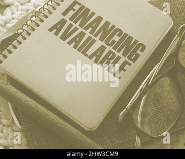 Finanzielle verfügbare Wörter auf dem Cover auf Notebook, Brille und Stift. Business-Konzept für Einkommen Geld Plan. Stockfoto