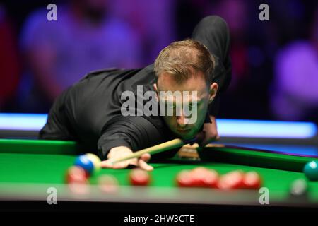 Newport, Großbritannien. 03. März 2022. Judd Trump aus England während seines Spiels gegen Jimmy Robertson. BetVictor Welsh Open Snooker 2022, Tag 4 im International Convention Center Wales, The Celtic Manor Resort, Newport on Donnerstag 3. March 2022. PIC by Andrew Orchard/Andrew Orchard Sports Photography/Alamy Live News Credit: Andrew Orchard Sports Photography/Alamy Live News Stockfoto